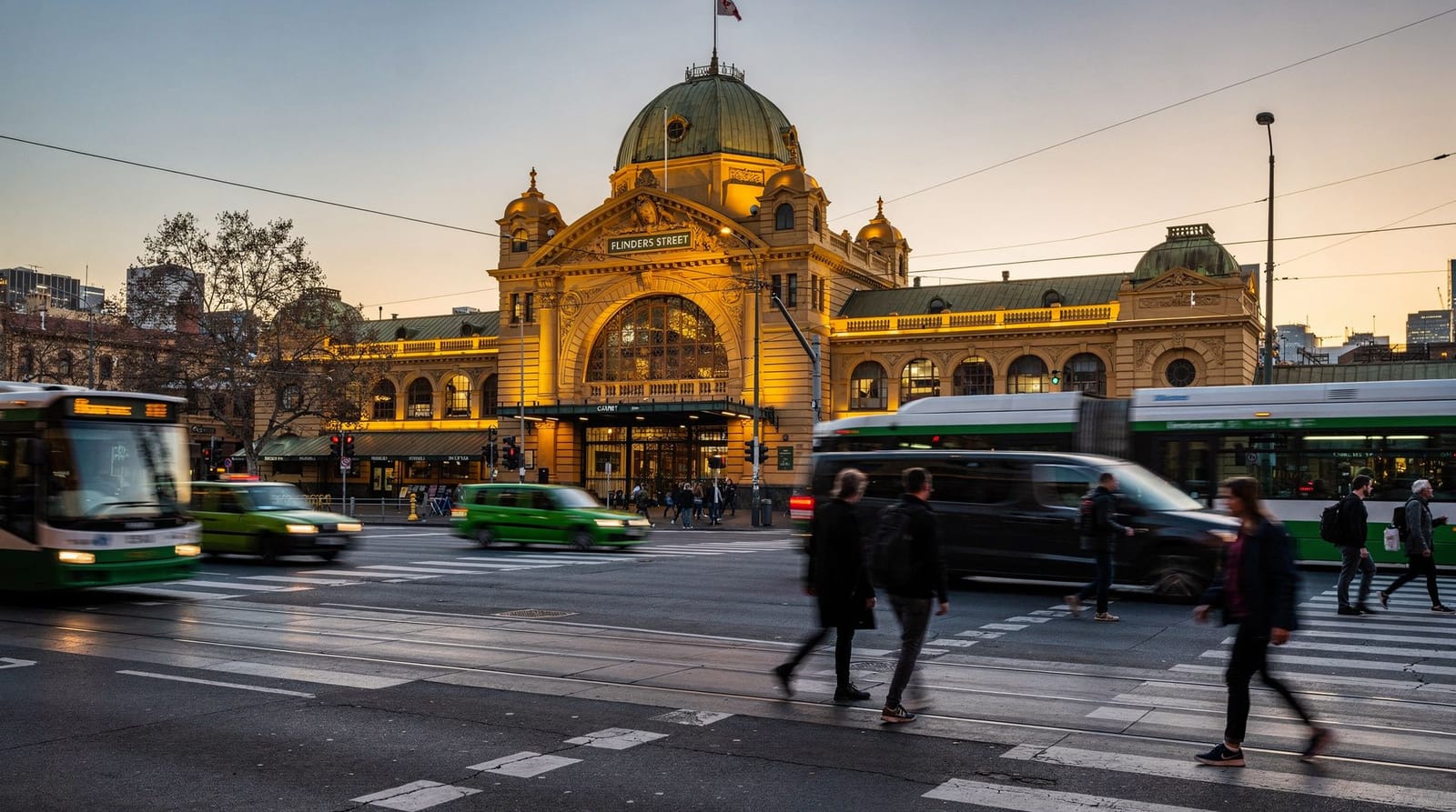 Flinders Street Station : le point de rendez-vous emblématique de Melbourne — L'histoire de Flinders Street Station, la tradition « meet under the clocks », s