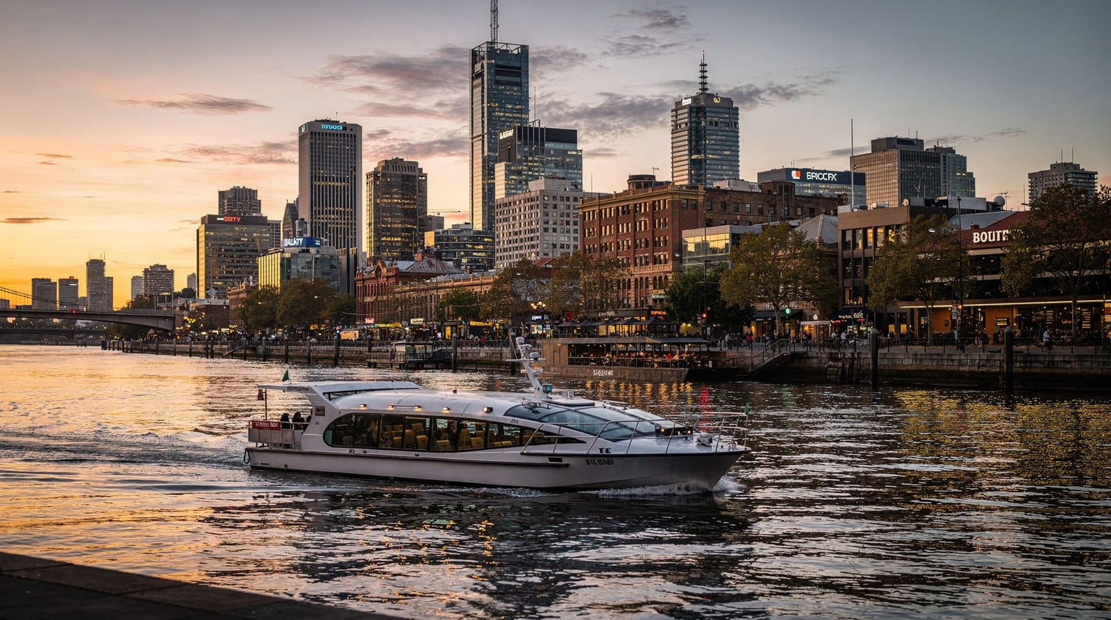 Croisières sur la Yarra : options sightseeing, coucher de soleil et dîner comparées — Courtes croisières touristiques, sorties coucher de soleil et croisières-dîner c